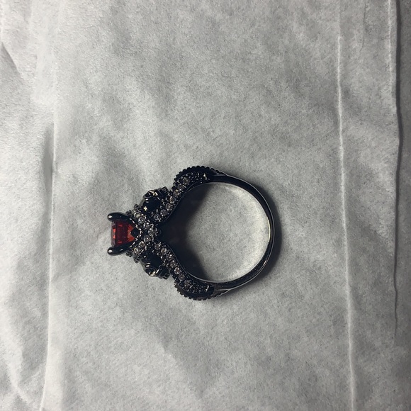 Skull ring with red white diamonds silver black red engagement unisex never used - Picture 4 of 8